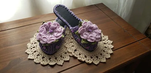 Chinelo de Quarto em Crochê Flor Camélia Lilás Número 38