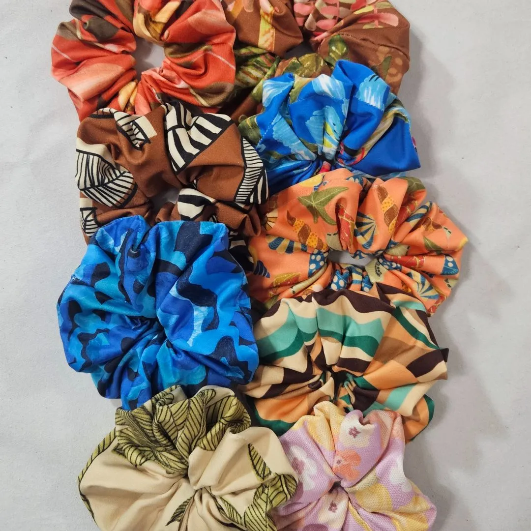 Kit com 10 Scrunchies Artesanais – Estampas Sortidas - foto 6