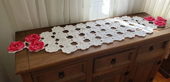 Trilho de Mesa em Crochê Branco com Flores Mescla Pink - foto 3