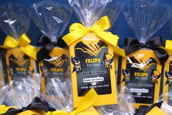 Lembrancinha Infantil Sabonete Mágico de Massinha Heróis - artesanato feito à mão por Juliana Biz - casa e bem estar