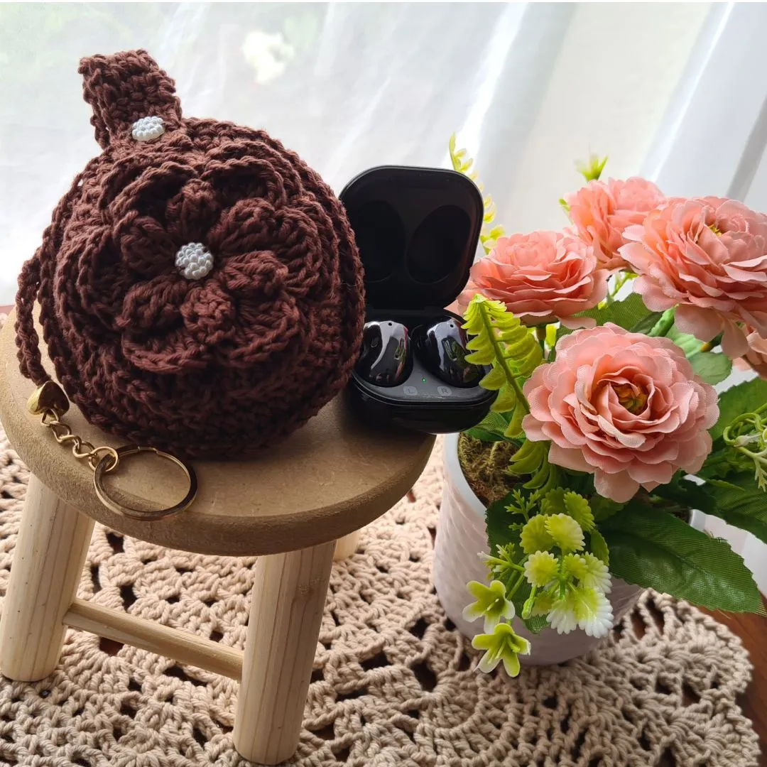 Case em Crochê para Fone de Ouvidos Marrom - artesanato de Mari Crochê feito com carinho!