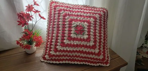 Capa para Almofada em Crochê Relevo - Vermelho e Cru