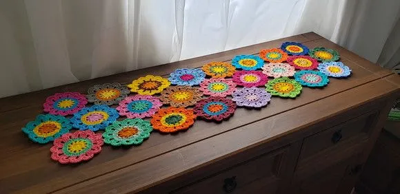 Trilho de Mesa em Crochê - Flores Japonesas (1 Metro) - foto 4