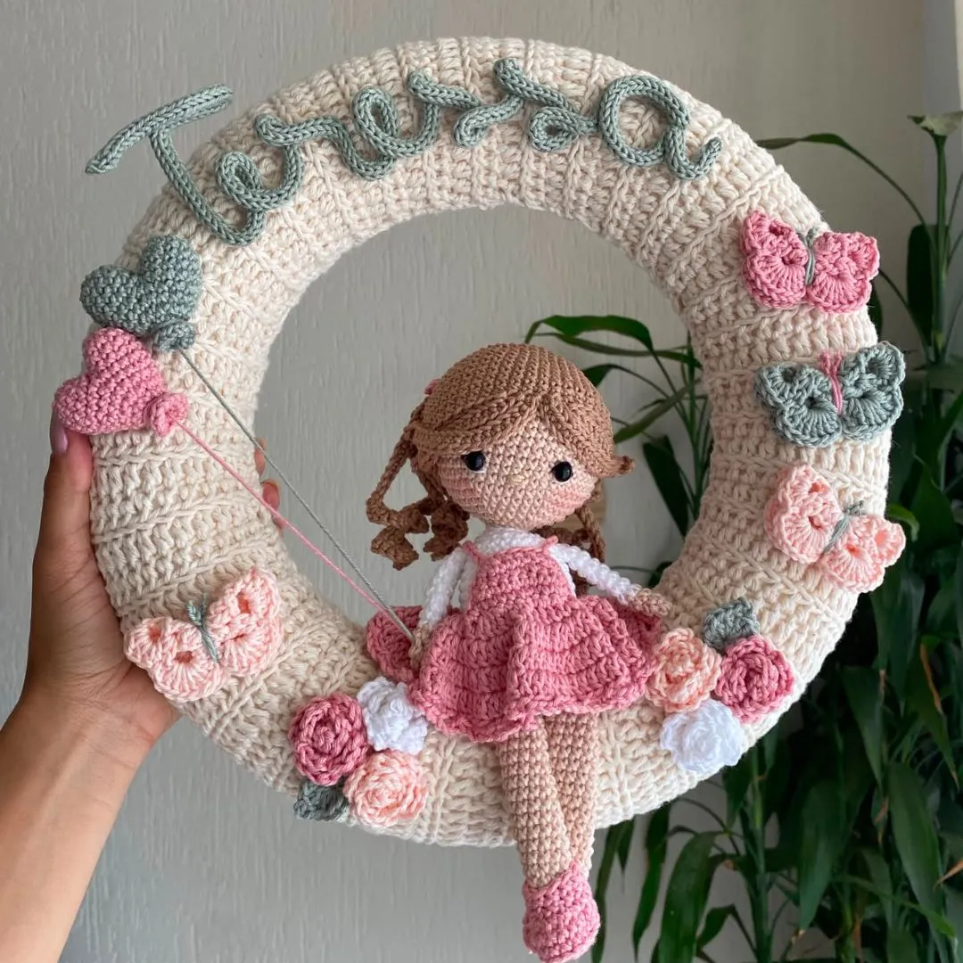 Porta Maternidade Menina Personalizado com Boneca Amigurumi e Flores em Crochê - artesanato feito à mão por Crochê com amor BP