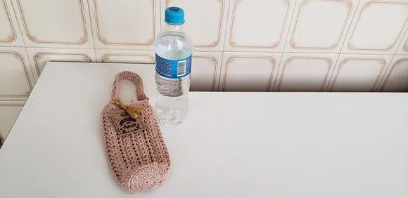 Capa para Garrafinha Água Mineral 500ml Crochê Porcelana - foto 4