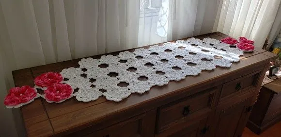 Trilho de Mesa em Crochê Branco com Flores Mescla Pink - foto 5