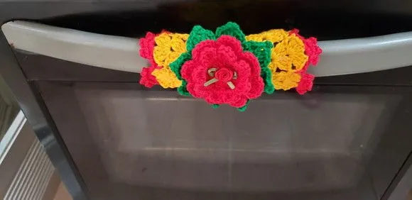 Pegador de Armário ou Fogão Crochê Amarelo com Vermelho