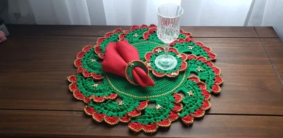 Kit Sousplat Verde Vermelho Fio Dourado e Lacinho 02 Pessoas
