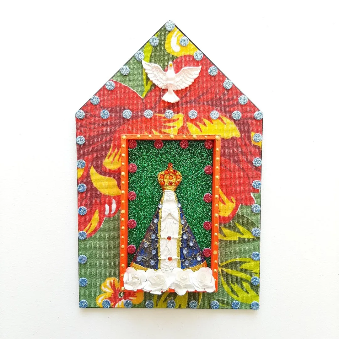 Capelinha de Madeira N. S. Aparecida - artesanato de Estudio Bananeira
