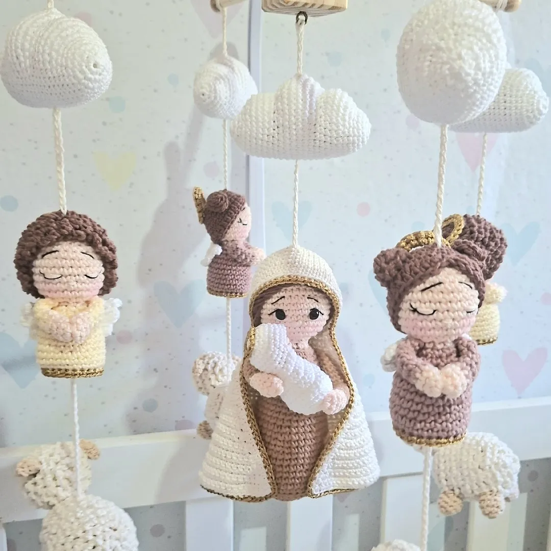 Móbile Nossa senhora amigurumi - artesanato de Arlete Santos Art crochê