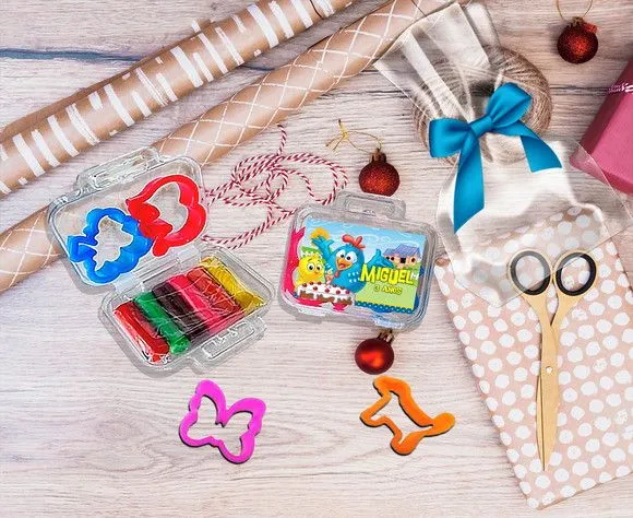 Mini Maleta com Massinhas Galinha Pintadinha Personalizada - feito à mão por Artmanha Lembrancinhas