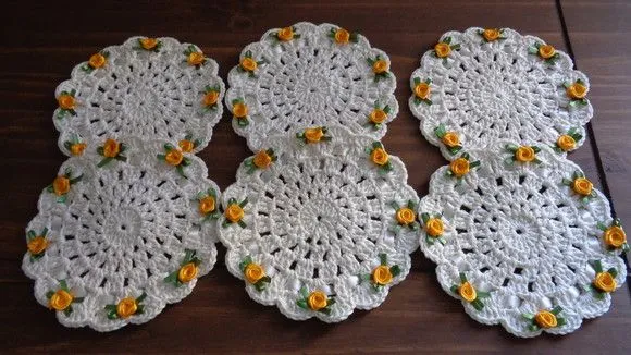 Porta Copos Crochê Cru com Rococó Amarelo 14 cm (06 Unid. ) - foto 5
