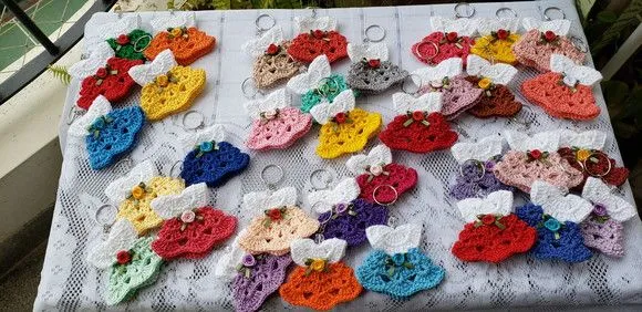 Chaveiro Mini Vestidinhos Crochê Coloridos (lembrancinhas) - foto 3