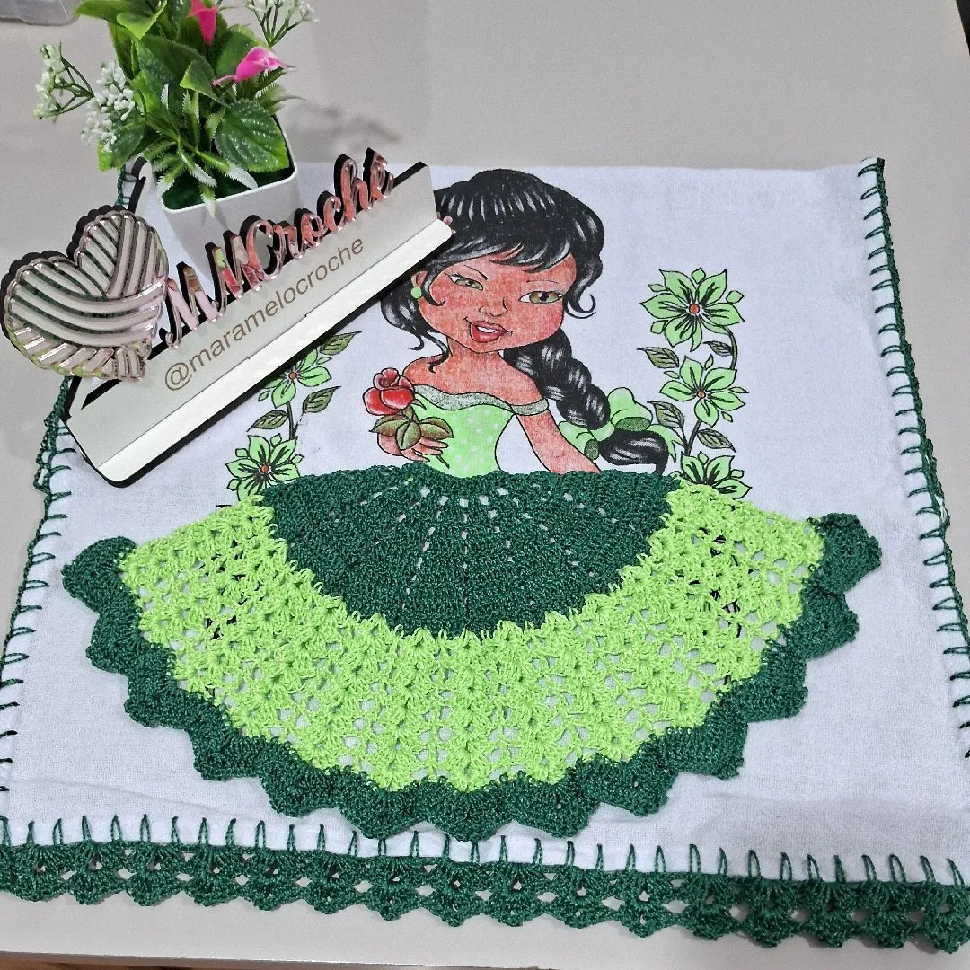 Pano de prato com saia de boneca em crochê - artesanato feito à mão por MM CROCHÊ