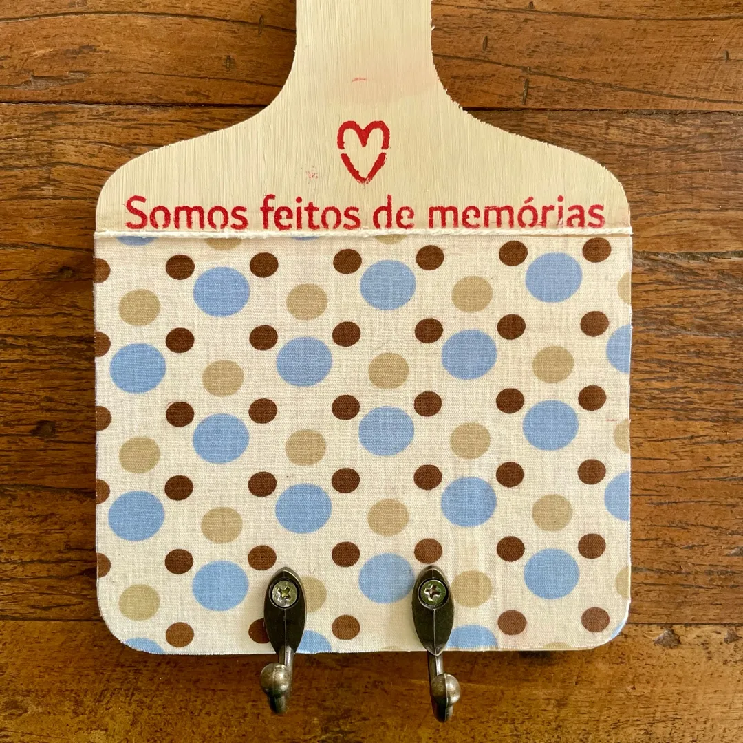 Porta chaves ou toalha de rosto de madeira de pinus. - artesanato feito à mão por Podentrar