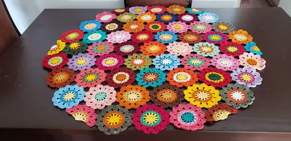 Toalha Flores Japonesa em Crochê Redonda (80 cm ) - foto 3