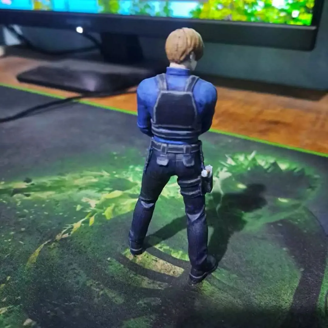 Action Figure Leon S Kennedy Resident Evil 10cm - Boneco Colecionável Impressão 3D Pintado à Mão RE9 - foto 3