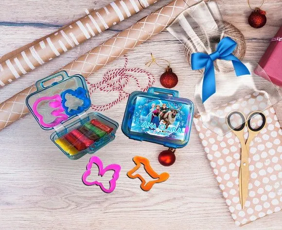 Mini Maleta com Massinhas Frozen Personalizada - feito à mão por Artmanha Lembrancinhas