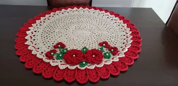 Centro de Mesa em Crochê Romântico Flores e Botões (75 Cm) - foto 3