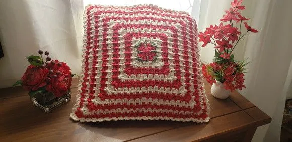 Capa para Almofada em Crochê Relevo - Vermelho e Cru - foto 3