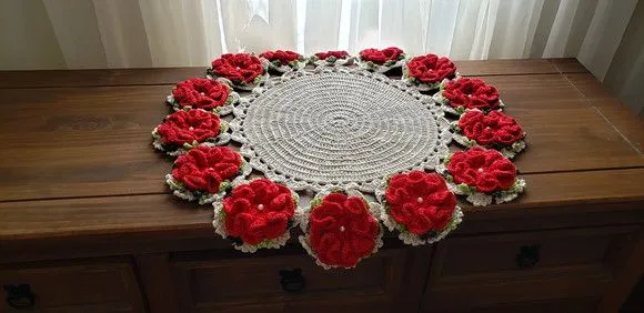 Centro de Mesa em Crochê Flores Vermelha - foto 2
