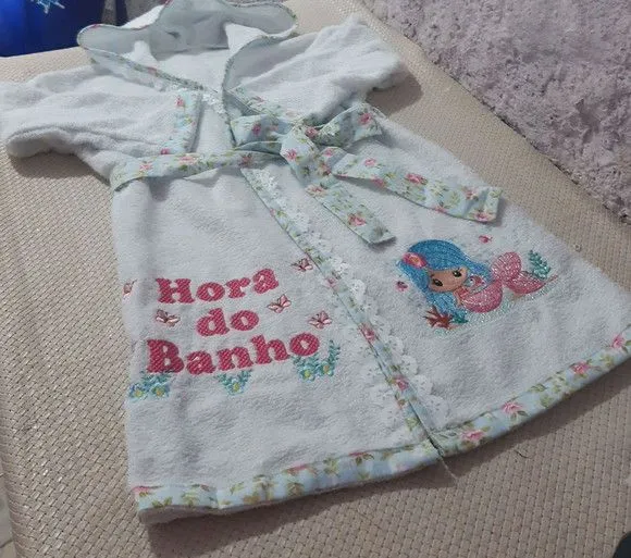Roupão e bolsa infantil - artesanato feito à mão por Ateliê cantinho do bebê