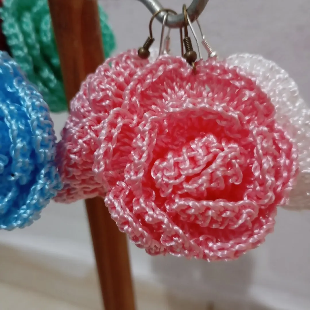 brinco rosa de crochê - foto 5