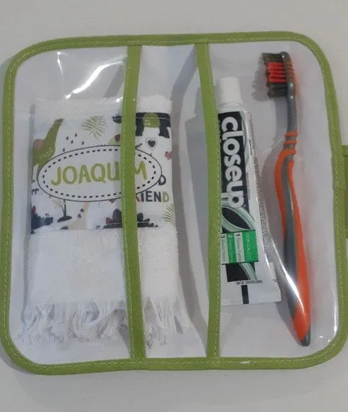 Necessaire para kit higiene com toalha - artesanato feito à mão por Innovare Studio
