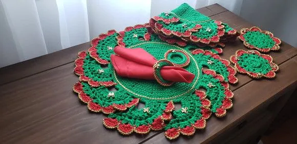 Kit Sousplat Verde Vermelho Fio Dourado e Lacinho 02 Pessoas - foto 5