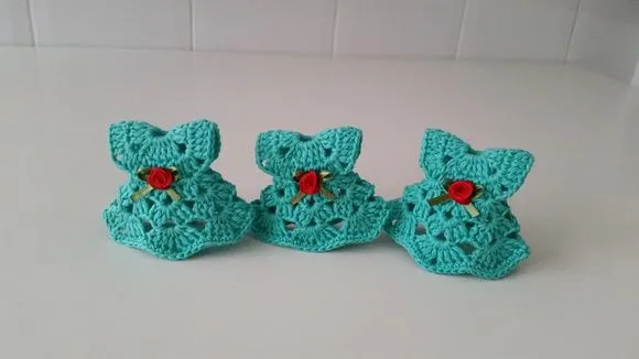 Imã Geladeira Mini Vestido em Crochê 7 cm x 9 cm - foto 3