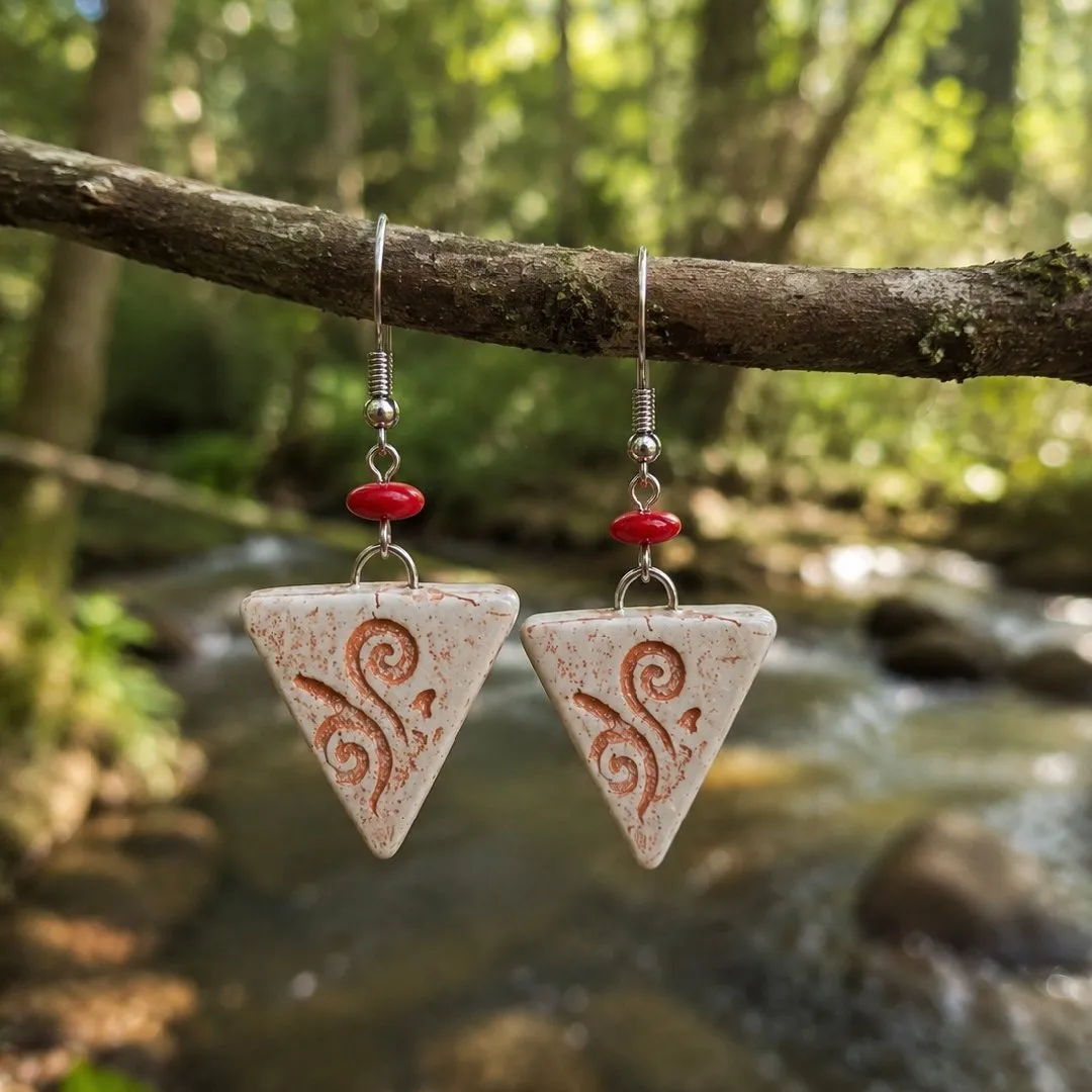 Brinco Artesanal em Cerâmica – Espirais da Terra - artesanato feito à mão por Nuvem Dourada Biojoias de Cerâmica