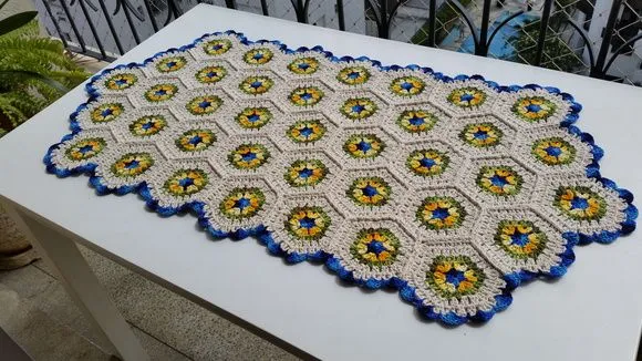 Caminho de Mesa Sextavado Mesclado - artesanato de Mari Crochê feito com carinho!