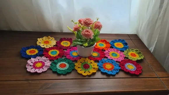 Trilho de Mesa em Crochê Flores Japonesa (64 cm x 30 Cm) - artesanato de Mari Crochê feito com carinho!