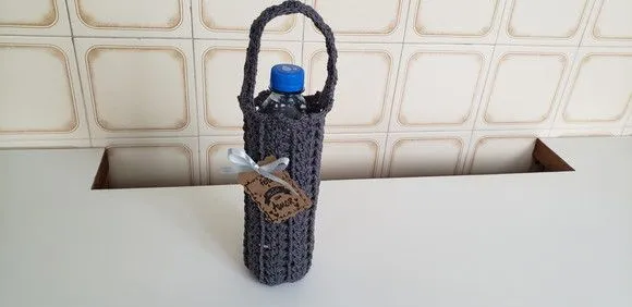 Capa para Garrafinha de Água Mineral em Crochê - Cinza - artesanato de Mari Crochê feito com carinho!