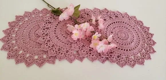 Jogo de 04 Toalhinhas em Crochê Rosa Velho (20 Cm) - foto 2