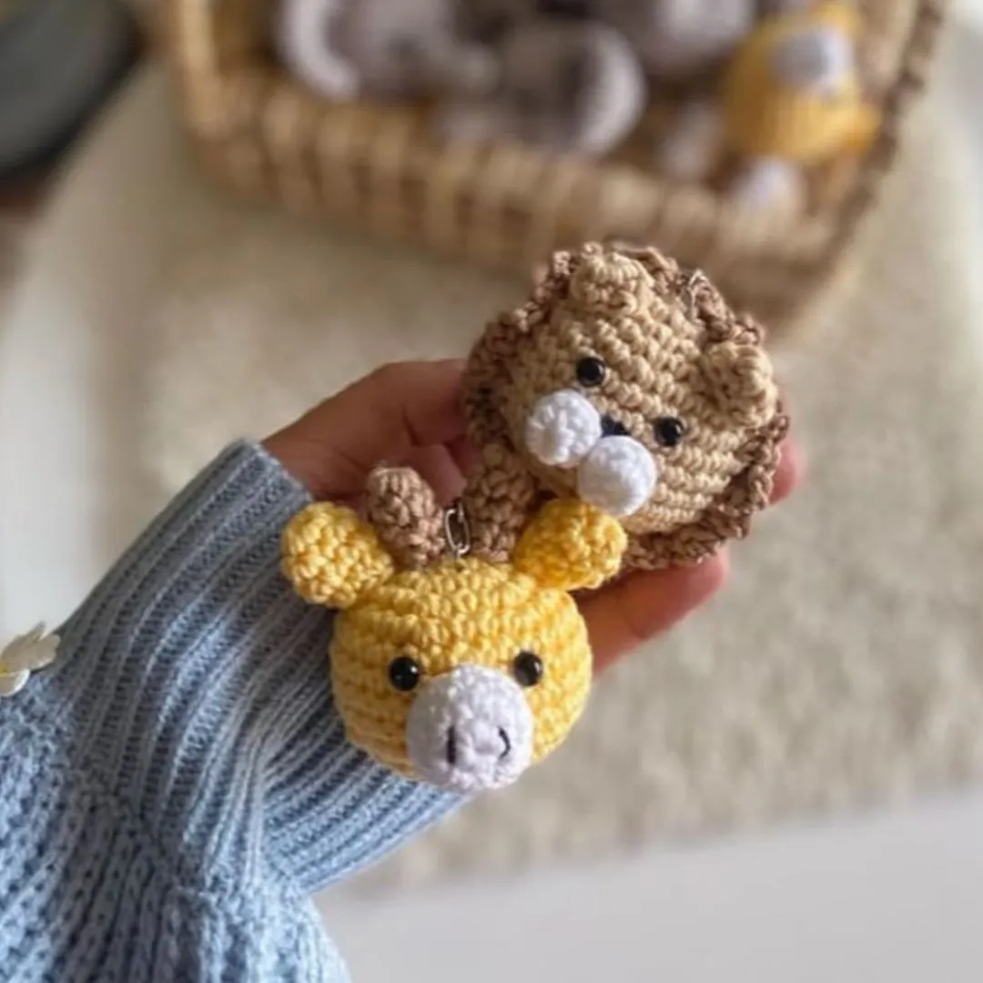 Chaveiro safari de Crochê Personalizado com Nome | Amigurumi - artesanato feito à mão por Crochê com amor BP