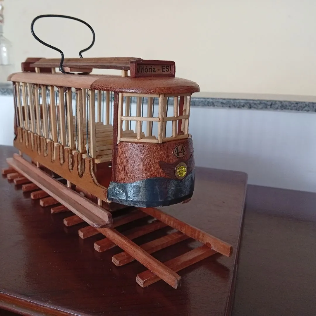 Escultura em Madeira de Bonde Antigo para Decoração! - foto 2