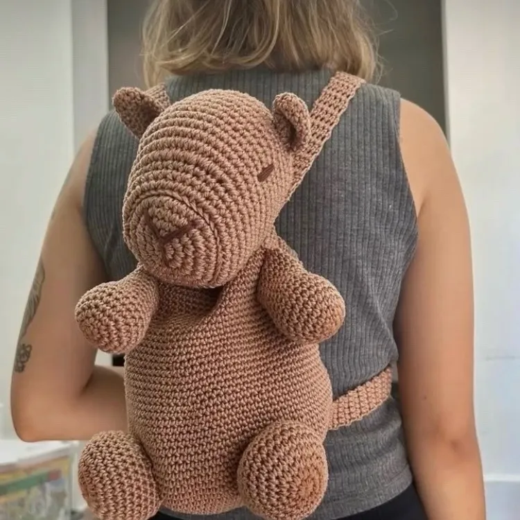 mochila capivara de crochê - artesanato feito à mão por by Meu Ateliê