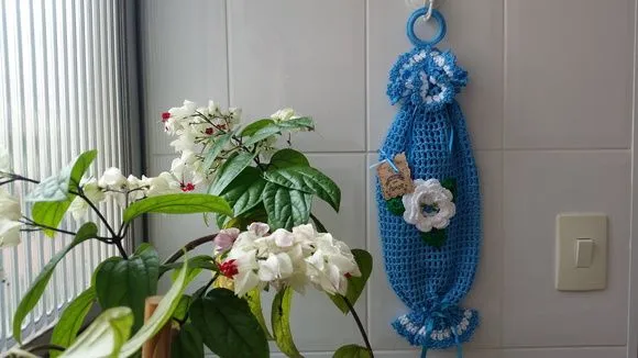 Puxa Saco em Crochê Azul com Flor Branca - foto 3