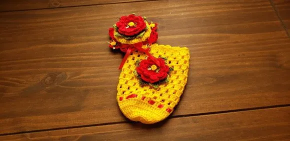 Capa para Potes 500 Grs em Crochê Amarelo Flores Vermelha - foto 4