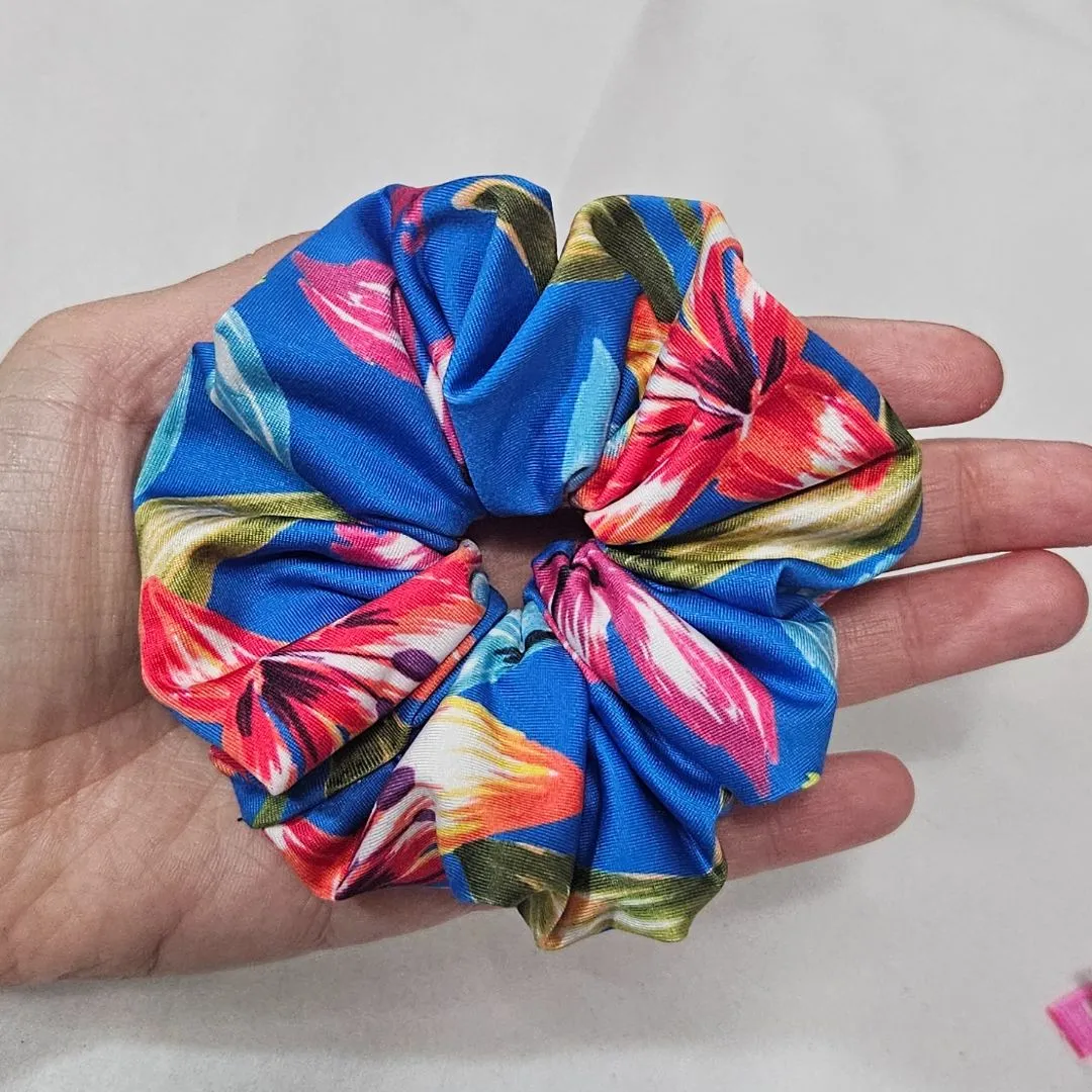 Kit com 10 Scrunchies Artesanais – Estampas Sortidas - foto 2