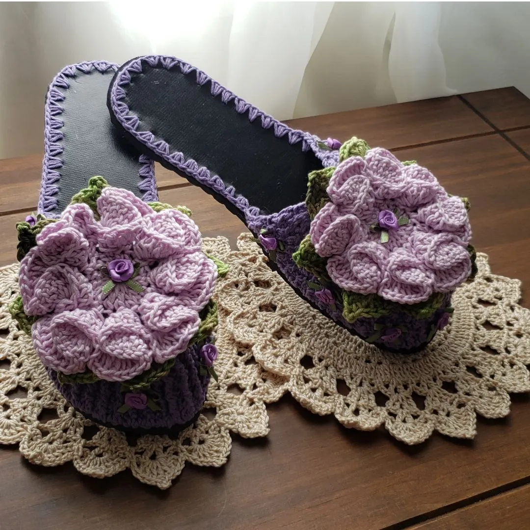 Chinelo de Quarto em Crochê Flor Camélia Lilás Número 36 - 37 - foto 3