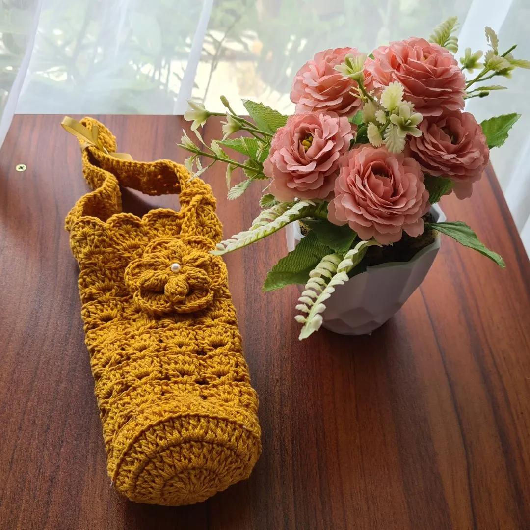 Capa em Crochê para Garrafinha de Água (Flor na Alça) - foto 4