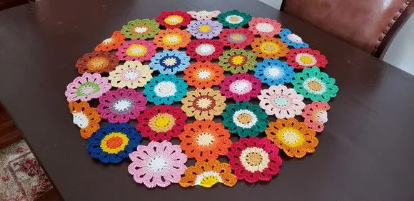 Toalha Flores Japonesa em Crochê Redonda (60 cm x 60 Cm) - foto 5