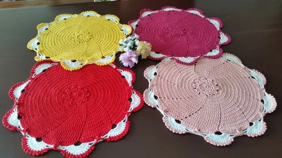 Sousplat Colorido 04 Peças em Crochê - artesanato de Mari Crochê feito com carinho!
