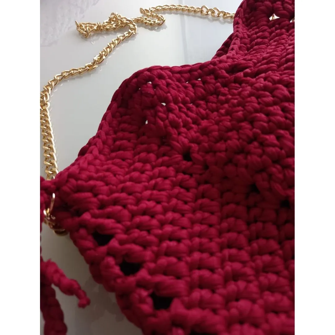 Bolsa Bucket de Crochê Vermelha com Alça de Corrente Dourada – Feita à Mão - foto 2