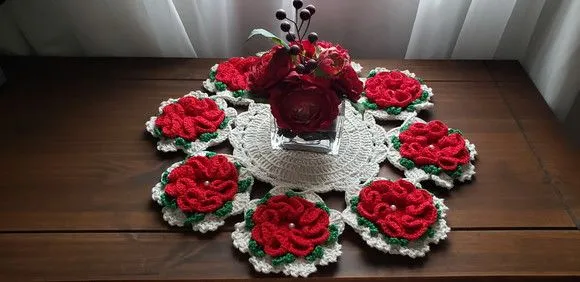 Mini Centro de Mesa em Crochê Flores Vermelha