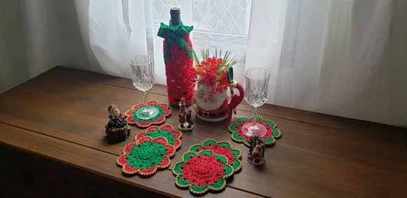 Porta Garrafa de Vinho em Crochê + Porta Taças (natal) - foto 4