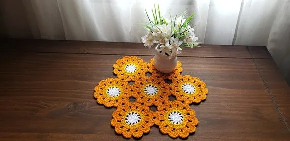 Toalhinha de Crochê Flor Japonesa Laranja (30 cm x 30 Cm) - foto 2