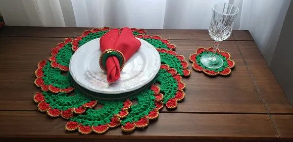 Kit Sousplat em Crochê Verde Vermelho Fio Dourado 02 Pessoas - foto 2